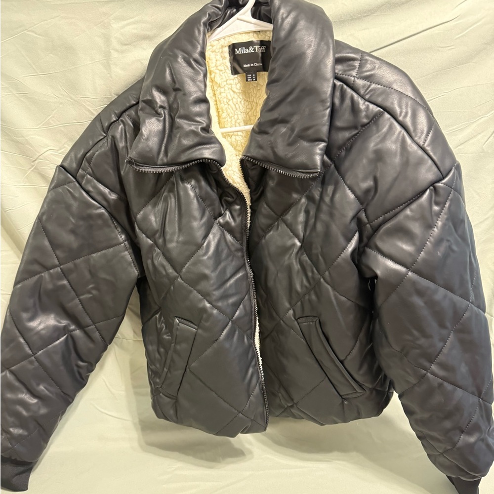 Sleek Black Puffer Jacket with Diamond Quilting and Glossy Finish